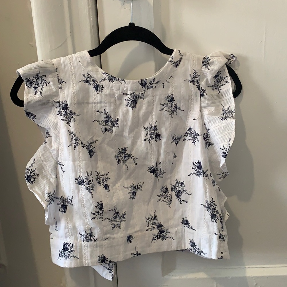 JOA white flower open back cropped shirt